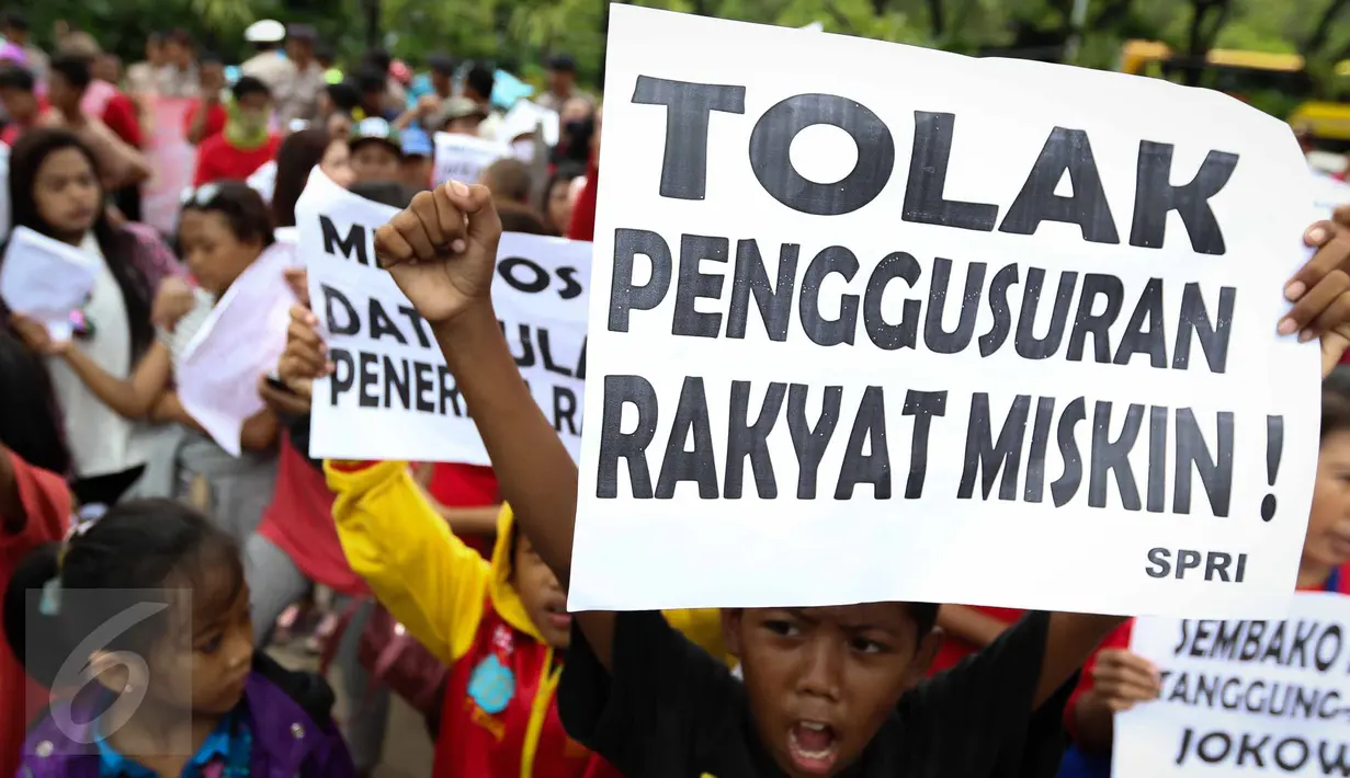 Seorang anak meneriakkan tuntutan sambil memegang poster saat menggelar unjuk rasa di depan Balai Kota DKI Jakarta, Kamis (3/11). Peserta aksi menolak penggusuran terhadap rakyat miskin dan menuntut penurunan harga sembako. (Liputan6.com/Faizal Fanani)