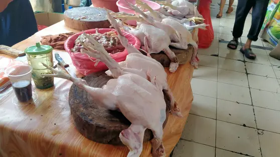 Pedagang di Pasar Kebayoran Lama Keluhkan Harga Daging Ayam dan Sapi