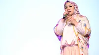 Terkait pemilihan Gita Gutawa dalam membawakan lagu soundtrack film Kartini, Melly Goeslaw melihat penyanyi tersebut sosokanak muda yang mencintai seni, selektif milih lagu dan konsen pendidikan. (Nurwahyunan/Bintang.com)