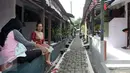 Sejumlah penghuni rumah dinas di asrama Dinas Kebersihan DKI di Lenteng Agung, Jakarta, Jumat (30/9). 32 rumah disegel karena banyak dari rumah dinas yang dialihfungsikan, disewakan hingga ditempati penghuni tidak berhak. (Liputan6.com/Yoppy Renato)
