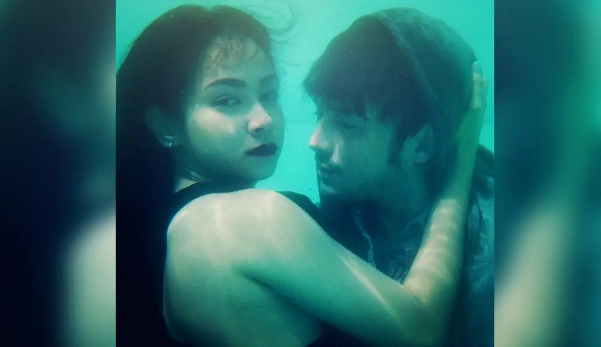 Pose berpelukan di dalam air yang bikin mupeng. (instagram.com/donnymichael/aryanifitriana24)
