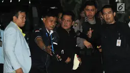 Wali Kota Pasuruan Setiyono (tengah) yang terjerat operasi tangkap tangan (OTT) tiba di gedung KPK, Jakarta, Jumat (5/10). Setiyono yang dikawal polisi bersenjata laras panjang bungkam saat dicecar pertanyaan oleh wartawan. (Merdeka.com/Dwi Narwoko)