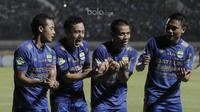 Gelandang Persib, Shohei Matsunaga, melakukan selebrasi usai mencetak gol ke gawang PSM Makasar di Stadion GBLA, Bandung, Rabu, (5/7/2017). Persib Unggul sermetara 1-0. (Bola.com/M Iqbal Ichsan)