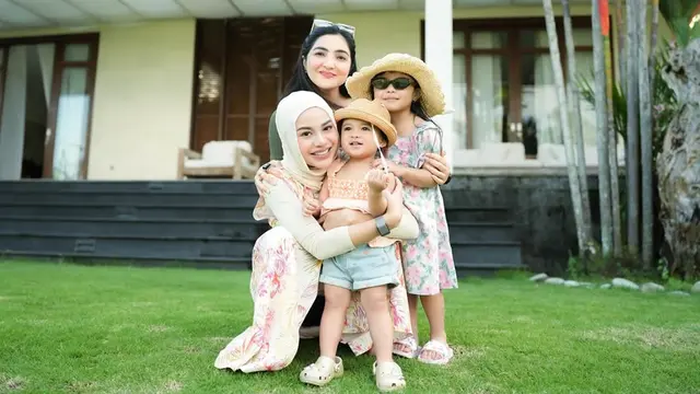 6 Gaya Liburan Aurel Hermansyah di Bali, Dress Bunga dan Sandal Jepit Tetap Kece