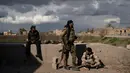 Anggota Syrian Democratic Forces (SDF) mengintai militan ISIS dari sebuah bangunan di kantong terakhir kekhalifahan di Baghouz, Suriah, Senin (18/2). Daerah ini menyisakan militan ISIS paling tangguh, kejam, dan berpengalaman. (AP Photo/Felipe Dana)