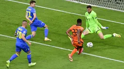 Pada menit awal pertandingan, Belanda lebih menguasai pertandingan. Namun performa impresif dari kiper Ukraina, Georgi Bushchan mampu mengamankan gawangnya dari beberapa serangan. Ia mampu menghalau sepakan dari Denzel Dumfries, Memphis Depay, hingga Georginio Wijnaldum. (Foto: AFP/Pool/Olaf Kraak)