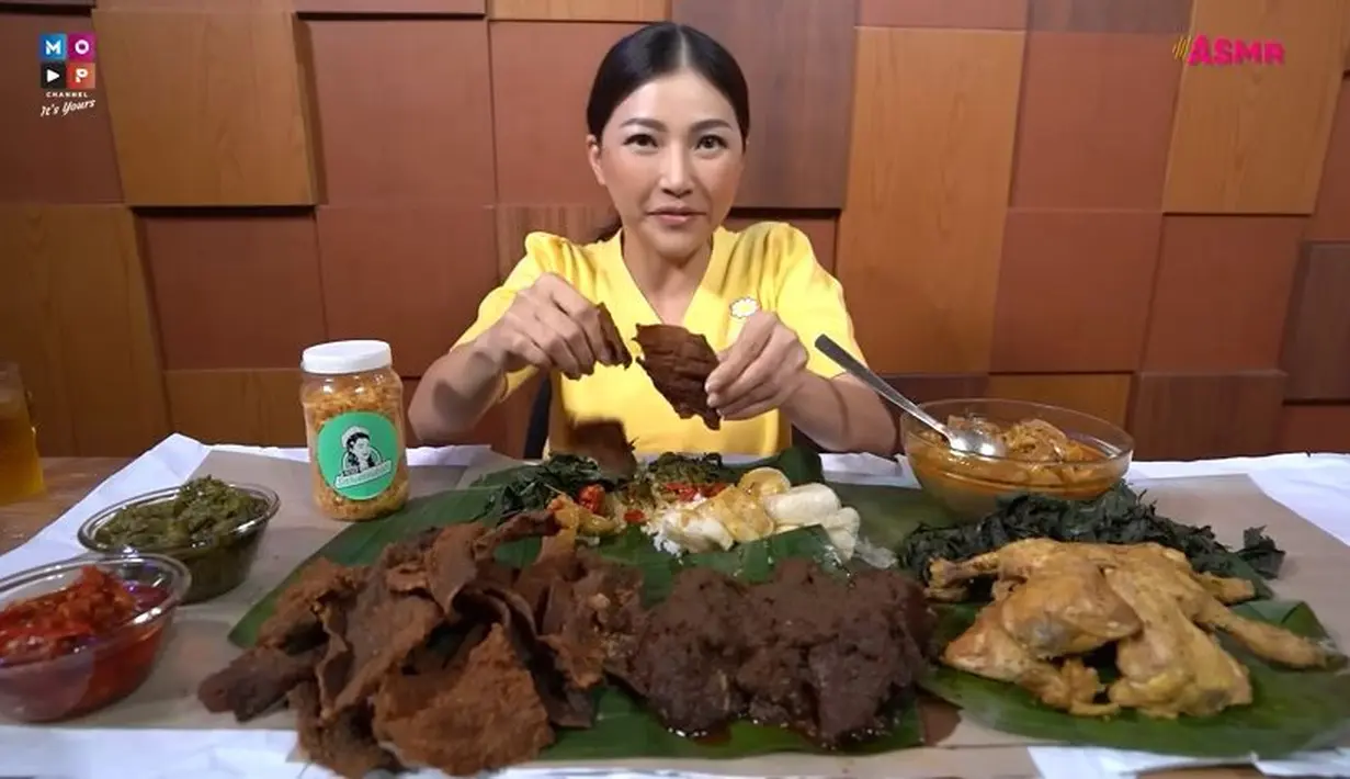 Saat menyantap nasi Padang, Sarwendah pun bisa membuat penontonnya ngiler dengan mengeluarkan suara keriuk dari makanan tersebut. (Foto: YouTube/@MOP Channel)