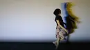 Pameran ini sekaligus menandai presentasi solo pertama Olafur Eliasson di Indonesia. Tampak dalam foto, pengunjung menikmati koleksi seni modern dan kontemporer karya Olafur Eliasson di Museum of Modern and Contemporary Art in Nusantara (MACAN), Jakarta, Minggu 12 April 2026. (Kapanlagi.com/Budy Santoso)
