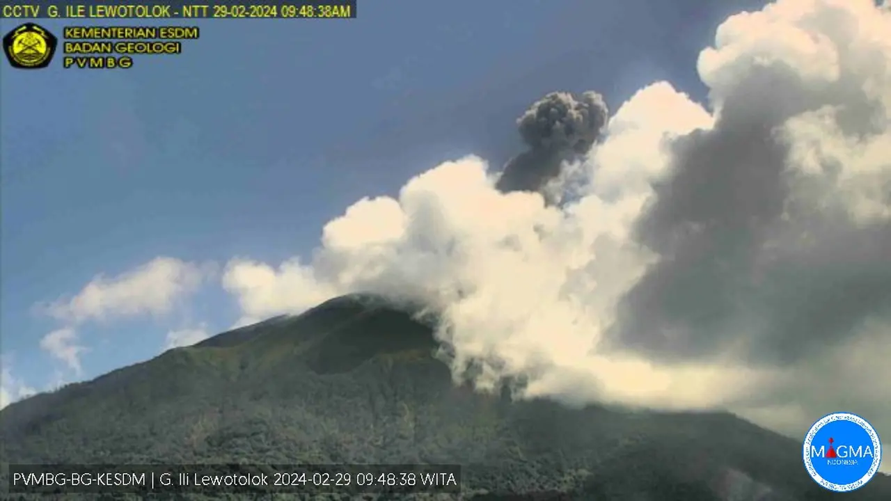 Gunung Ili Lewotolok Meletus