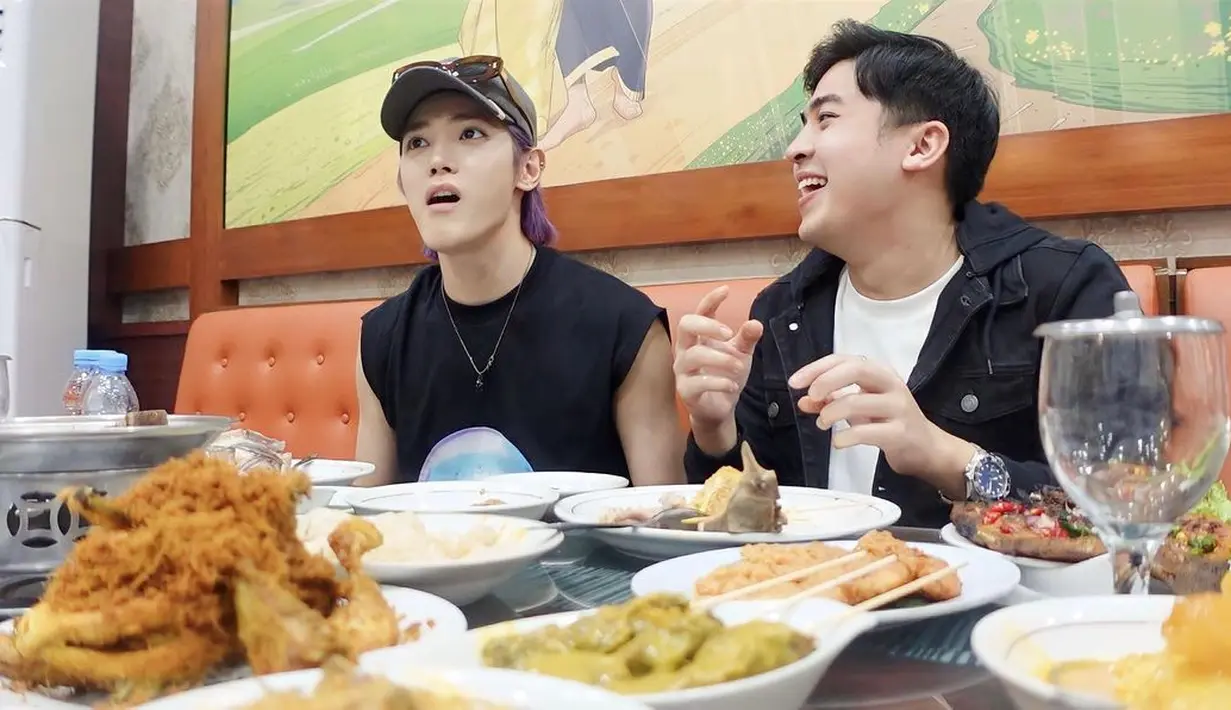 Jerome Polin membagikan momen mukbang nasi Padang bareng dengan Taeyong NCT. Selain menu ayam hingga daging, Jerome juga mengenalkan petai hingga jengkol pada Taeyong. Berikut potret Taeyong mukbang nasi Padang di Jakarta. [Instagram/jeromepolin]