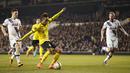 Striker Dortmund, Pierre-Emerick Aubameyang, melepaskan tendangan kearah gawang Tottenham pada laga leg kedua babak 16 besar Liga Europa di Stadion White Hart Lane, Inggris, Jumat (18/3/2016) dini hari WIB. (Action Images via Reuters/John Sibley)