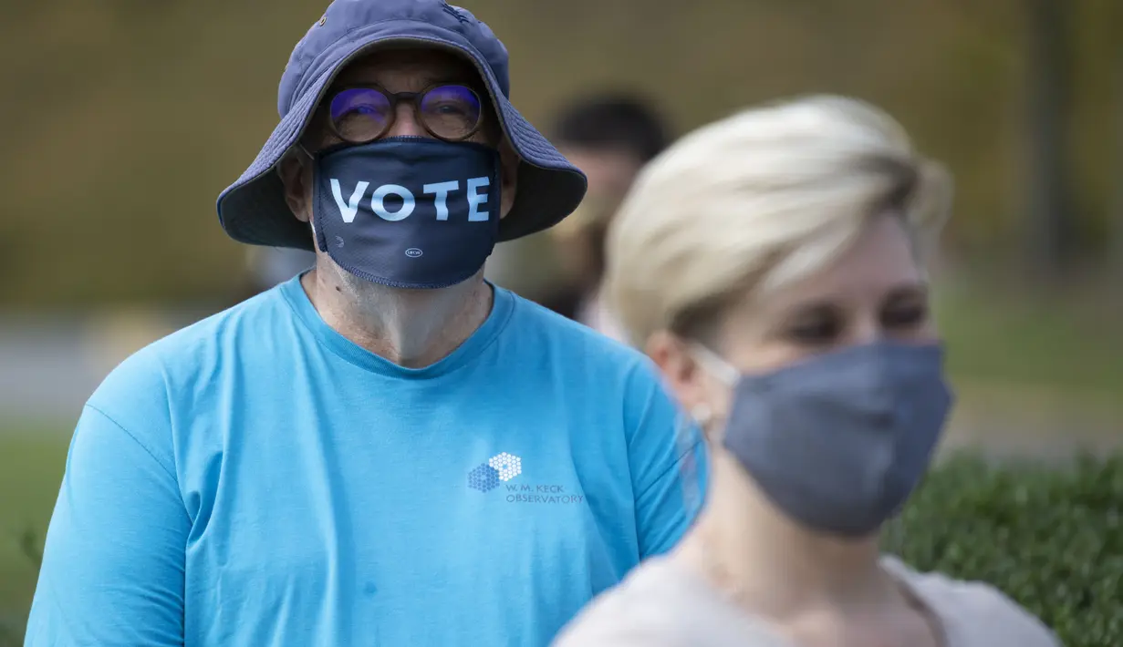Para pemilih mengantre memberikan suara dalam pemungutan suara awal secara langsung untuk pilpres AS di Fairfax, Virginia, AS (18/9/2020). Pemungutan suara awal secara langsung untuk pilpres AS tersebut dimulai pada Jumat (18/9) di Virginia, dan akan berlangsung hingga 31 Oktober. (Xinhua/Liu Jie)
