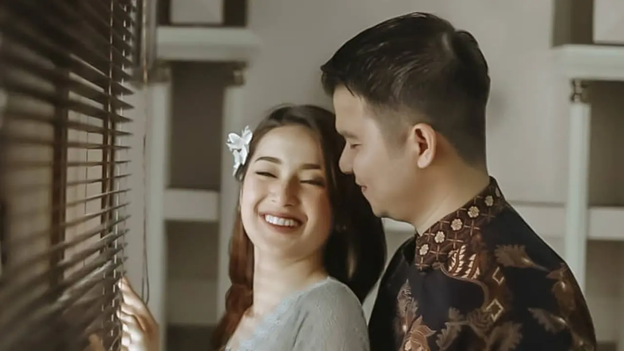 6 Potret Lamaran Handika Pratama dan Rosiana Dewi, Romantis