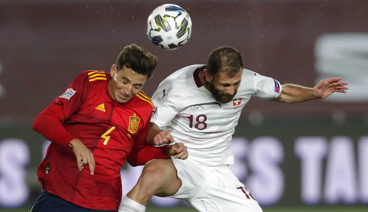 Pemain Spanyol, Pau Torres, duel udara dengan pemain Swiss, Admir Mehmedi, pada laga UEFA Nations League di Stadion Alfredo di Stefano, Minggu (11/10/2020). Spanyol menang dengan skor 1-0. (AP Photo/Manu Fernandez)