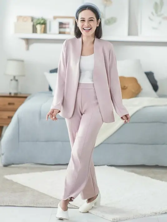 Gaya simple dengan blazer dan pants pink seperti Andien ini juga bisa menjadi inspirasi. Cukup kenakan aksesori seperti bando sebagai pelangkap penampilan. (@andienaisyah)