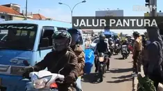 Pemudik menggunakan kendaraan bermotor mulai memasuki kawasan pantura Cirebon, diperkirakan puncak arus mudik akan terjadi malam ini.