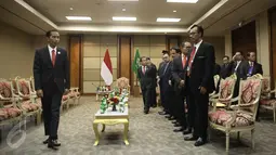 Presiden Joko Widodo (Jokowi) saat menunggu kedatangan Menteri Luar Negeri Arab Saudi, Adel al-Jubeir dan rombongan di sela pertemuan KTT Luar Biasa OKI di Jakarta, Senin (7/2/2016). (Liputan6.com/Faizal Fanani)