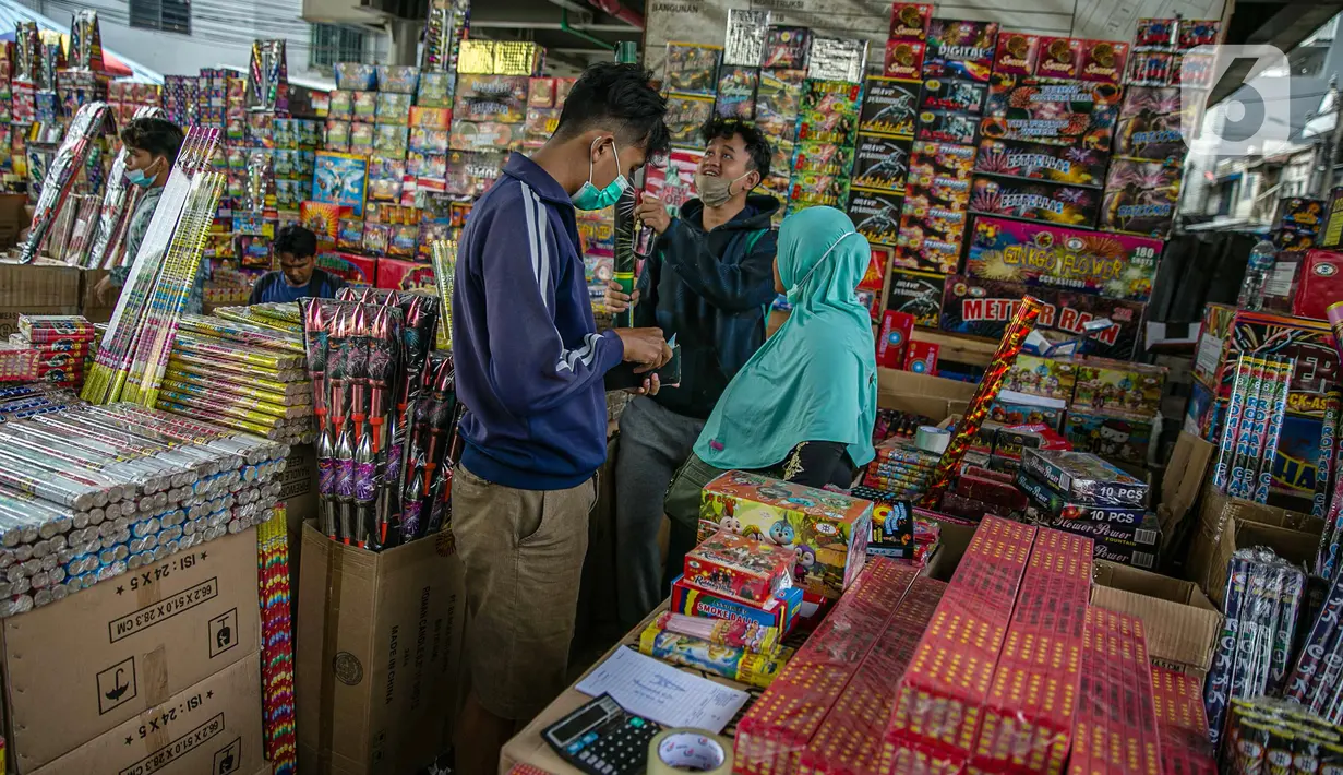 Sejumlah pembeli memilih kembang api di Pasar Asemka, Jakarta, Selasa (29/12/2020). Sejumlah pedagang menyatakan, jelang perayaan Tahun Baru 2021 ini penjualan kembang api mengalami penurunan 75 persen dari tahun lalu. (Liputan6.com/Faizal Fanani)