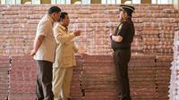 Presiden Prabowo menyaksikan langsung penyerahan uang sebanyak Rp13,255 triliun kepada negara dari Kejaksaan Agung Republik Indonesia di Jakarta pada Senin 20 Oktober 2025. (BAY ISMOYO/AFP)