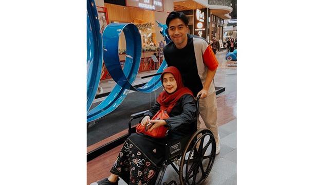 6 Momen Kedekatan Vidi Aldiano dengan Ibunda, Terbaru Umrah Bareng