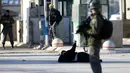 Kondisi wanita Palestina yang tertembak oleh polisi Israel di Qalandiya pos pemeriksaan dekat kota Ramallah, Tepi Barat (30/12). (Reuters/Mohamad Torokman)