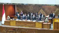 Lima pimpinan DPR pakai masker saat sidang paripurna