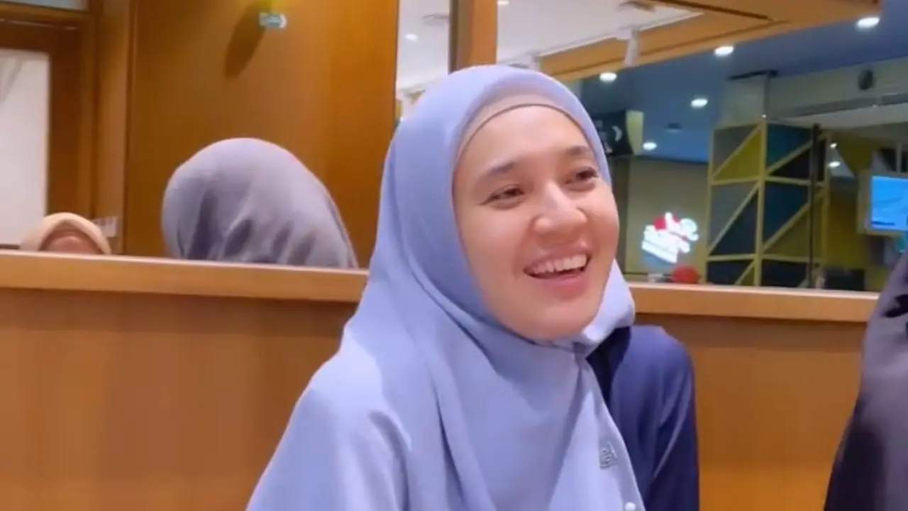 Dhini Aminarti Konsisten Kenakan Kerudung Panjang