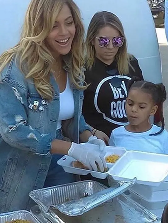 Melansir Ace Showbiz, Beyonce mengajak buah hatinya, Blue Ivy, mengunjungi korban Badai Harvey dan melayani mereka dengan membagikan makanan. Selain itu, ia juga menyampaikan sepatah kata yang menunjukan rasa turut prihatin. (Instagram/Beyonce)