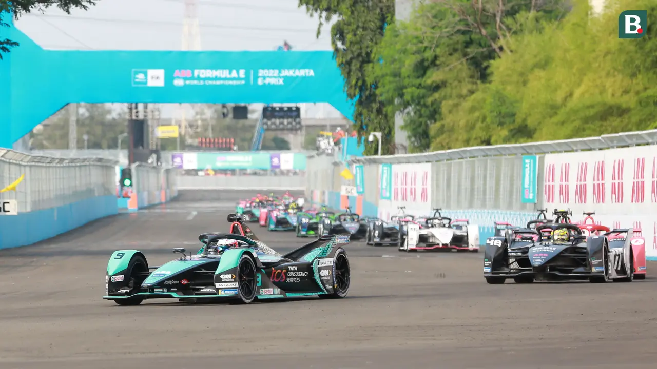Foto: Manuver Cantik Mitch Evans jelang Akhir Balapan jadi Penentu Kemenangan atas Jean-Eric Vergne di Formula E Jakarta 2022