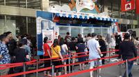 Pengunjung antre untuk masuk ke acara Kompas Travel Fair (KTF) 2019 di Jakarta Convention Center, Jumat (20/9/2019) (Liputan6.com/Komarudin)