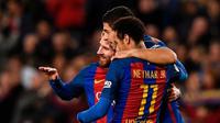Trio Lionel Messi, Luis Suarez, dan Neymar merayakan gol Barcelona ke gawang Celta Vigo pada laga La Liga di Camp Nou, Sabtu (4/3/2017). (AFP/Lluis Gene)