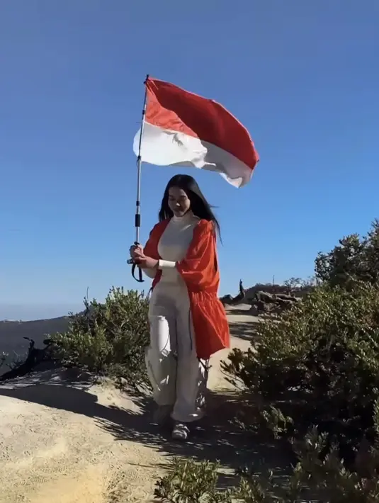 Yura Yunita tampil dengan inner turtleneck putih dipadukan celana putih dan jaket merahnya. [@yurayunita]