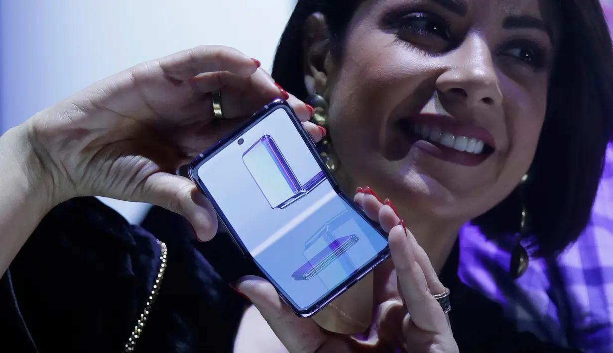 Pengunjung memegang Samsung Galaxy Z Flip yang ditampilkan pada acara Unpacked 2020 di San Francisco, Selasa (11/2/2020). Mengusung layar berukuran 6,7 inci dan beresolusi 1080 x 2636 piksel, Samsung juga mengunggulkan layar sekunder berukuran 1,1 inci di bagian depan perangkat. (AP/Jeff Chiu)