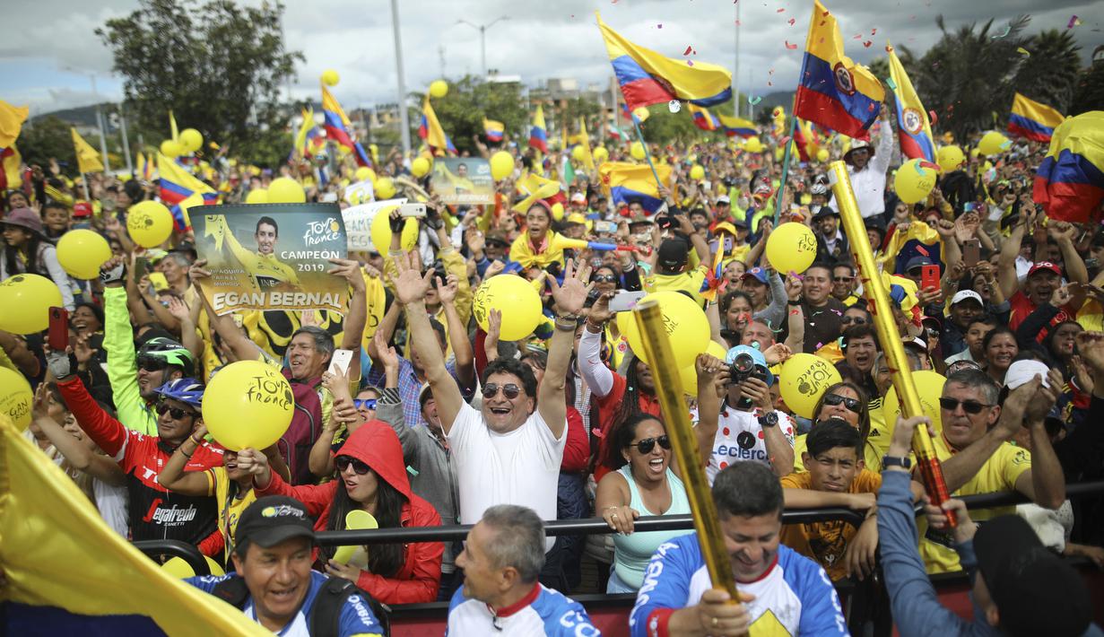Rakyat Kolombia di kota Zipaquira, Kolombia ikut bersukacita merayakan kemenangan Egan Bernal pada Tour de France 2019.  (AP/Ivan Valencia)