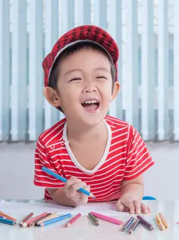Para orang tua dapat mengajak anak-anak menggambar atau menulis cerita tentang hal-hal yang membuat teman atau keluarga mereka bahagia. (Foto/dok: Freepik/fwstudio)
