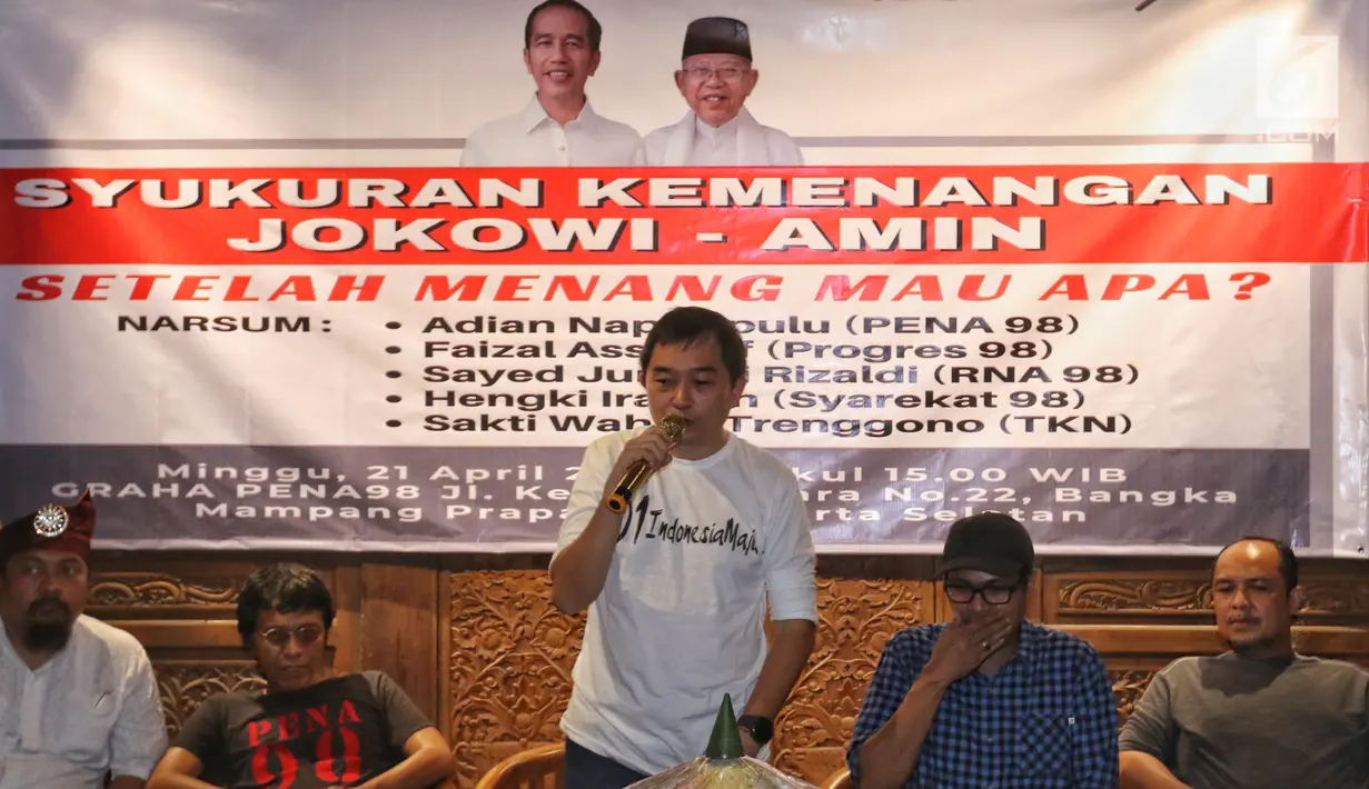 Aktivis 98 berbicara dalam diskusi sekaligus syukuran kemenangan capres-cawapres nomor urut 01 Joko Widodo atau Jokowi dan Ma'ruf Amin versi quick count di Jakarta, Minggu (21/4). Diskusi bertajuk 'Setelah Menang Mau Apa?'. (Liputan6.com/JohanTallo)