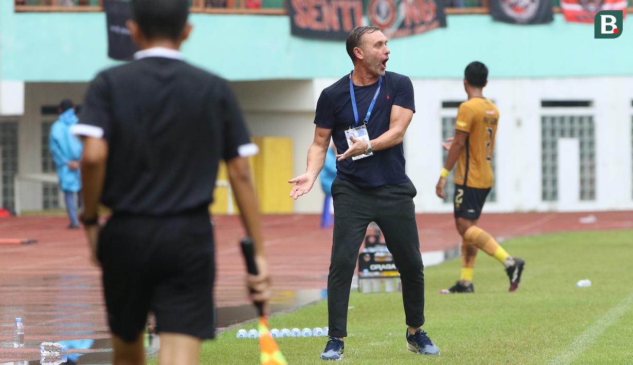 <p>Pelatih Persija Jakarta, Thomas Jens Uwe Doll memberikan instruksi dari pinggir lapangan saat pertandingan lanjutan pekan ke-25 BRI Liga 1 2022/2023 melawan Bhayangkara FC yang berlangsung di Stadion Wibawa Mukti, Cikarang, Jawa Barat, Kamis (16/2/2023). (Bola.com/Ikhwan Yanuar)</p>
