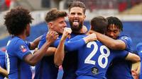 Para pemain Chelsea merayakan gol yang dicetak oleh Olivier Giroud ke gawang Manchester United pada laga Piala FA di Stadion Wembley, Minggu (19/7/2020). Chelsea menang dengan skor 3-1. (AP/Alastair Grant, Pool)