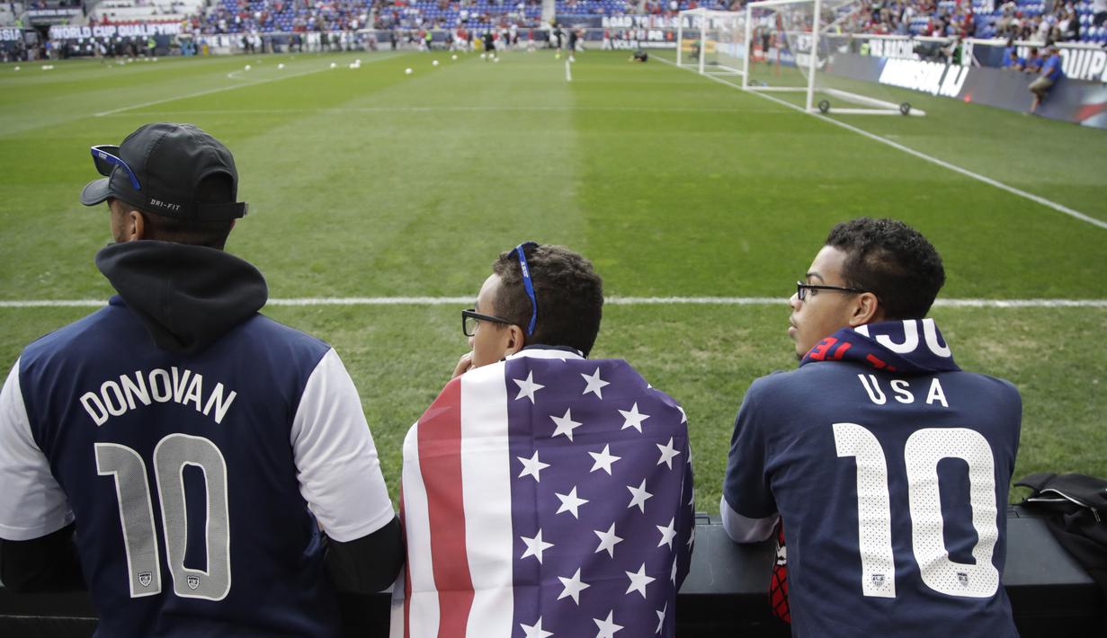Gaya fans Amerika Serikat mendukung timnya melawan Costa Rica pada kualifikasi Piala Dunia 2018 di Harrison, N.J, Amerika Serikat, (1/9/2017). (AP/Julio Cortez)