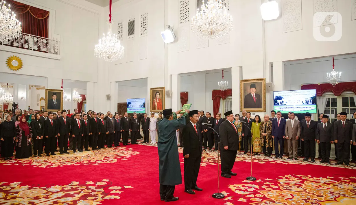 Kepala Badan Pembinaan Ideologi Pancasila (BPIP) Yudian Wahyudi (kedua kiri) dan Kepala Badan Pengawasan Keuangan dan Pembangunan (BPKP) Muhammad Yusuf Ateh (kanan) membacakan sumpah saat dilantik di Istana Negara, Jakarta, Rabu (5/2/2020). (Liputan6.com/Faizal Fanani)