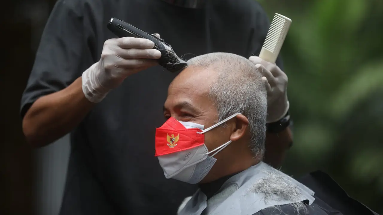 Gubernur Jawa Tengah Ganjar Pranowo menepati janjinya mencukur gundul dalam gerakan Berani Gundul 2022, Senin (28/2).