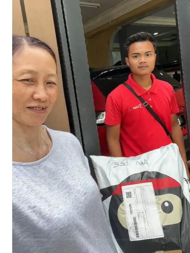 6 Potret Kocak Kurir Selfie Bareng Penerima Paket, Suka Dibikin Video