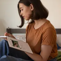 Teknik journaling untuk healing dan manfaat yang bisa dirasakan. (foto: jcomp/freepik)