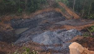 Lokasi bekas galian tambang batu bara ilegal di kawasan jalan poros Labanan–Kelay dalam area konsesi PT Berau Coal.