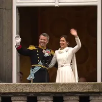 Frederik X Raja Baru Denmark dan Sang Ratu Mary. [dok. @detdanskekongehus/Kongen længe leve! Video: Kongehuset samt DR og TV 2]