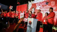 Ketua Umum PDIP, Megawati Soekarnoputri mengangkat tangan kanan ke atas dengan posisi jari mengacungkan simbol metal pada pesta rakyat di Jakarta, Minggu (18/2). PDIP mendapatkan nomor urut tiga sebagai peserta Pemilu 2019. (Liputan6.com/Faizal Fanani)