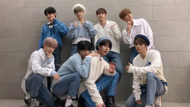 Stray Kids Performing Neverending Story