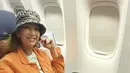 <p>Setelah menjalani pengobatan di Singapura, Kiki pun diperbolehkan pulang, ia pun sangat bersyukur. Dalam perjalannya pulang, ia mengenakan jaket orange di atas tshirt putihnya dipadukan celana hitam dan mengenakan bucket hat Dior.&nbsp;@qq_fatmala</p>