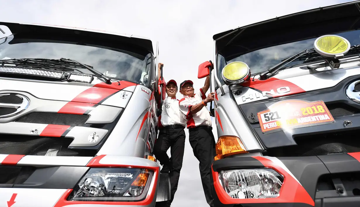 Yoshimasa Sugawara dan putranya Teruhito Sugawara saat pemeriksaan teknis jelang Reli Dakar di Lima (3/1). Truk yang digunakan Yoshimasa Sugawara mampu finish ke-23 katergori truk umum dan peringkat kedua under 10 litre class. (AFP Photo/Franck Fife)