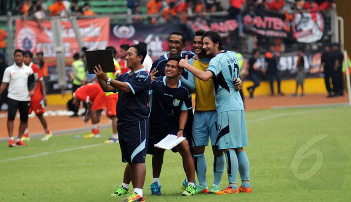 Sejumlah pemain dan tim official Persela berfoto usai mengalahkan Persija 1-0 di laga uji coba di Stadion GBK Jakarta, Minggu (1/3/2015). (Liputan6.com/Helmi Fithriansyah)